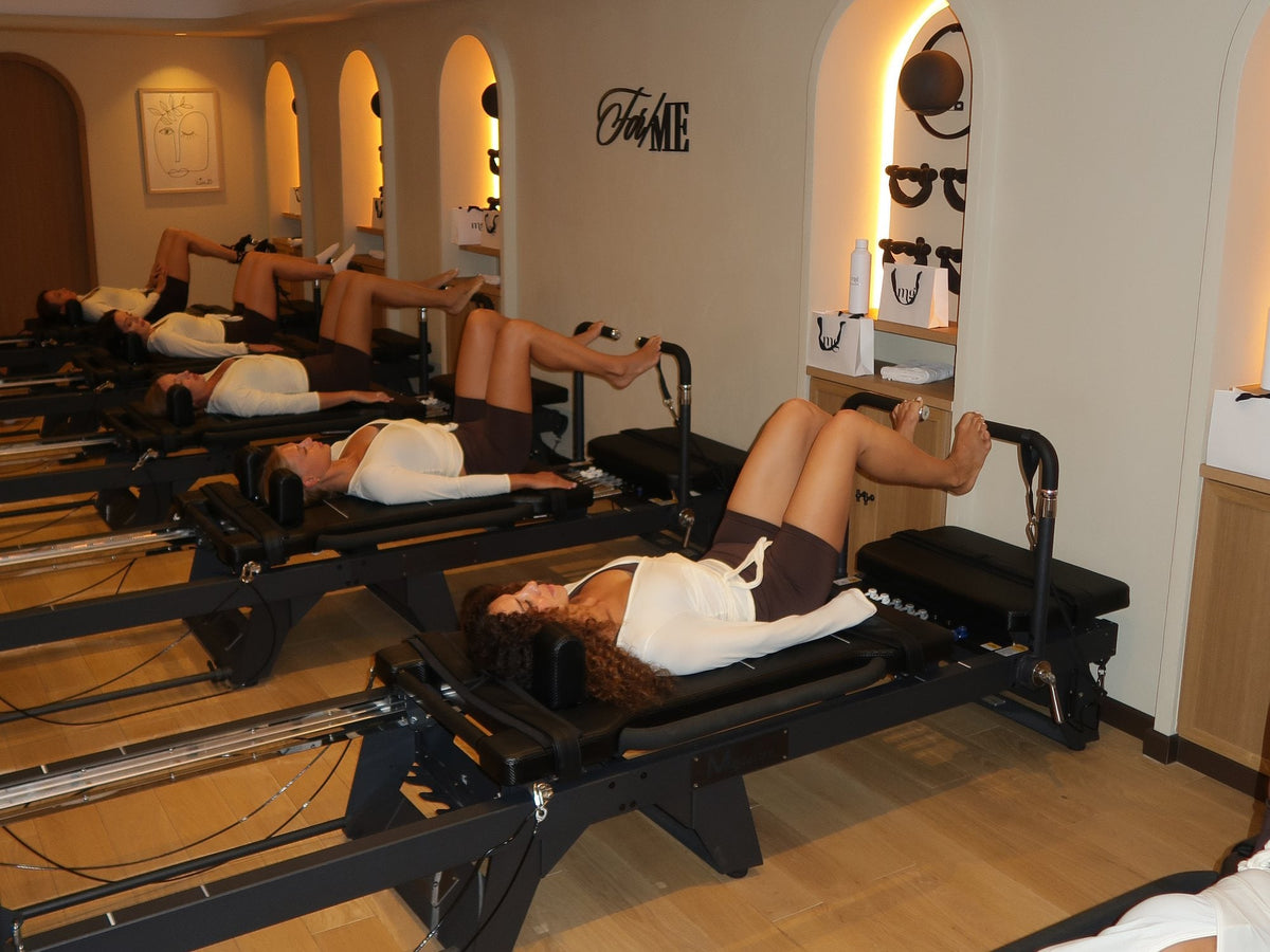 Invitées sur des reformers de Pilates pendant le cours Magalie&ME à Cannes