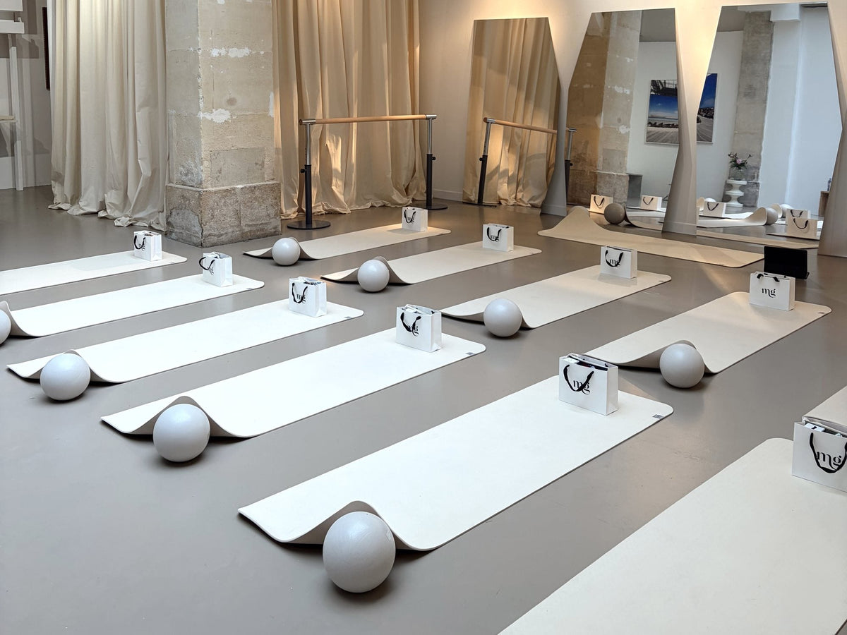 Tapis de Pilates installés au Studio 22 Rive Gauche, chacun avec un sac Magalie&ME