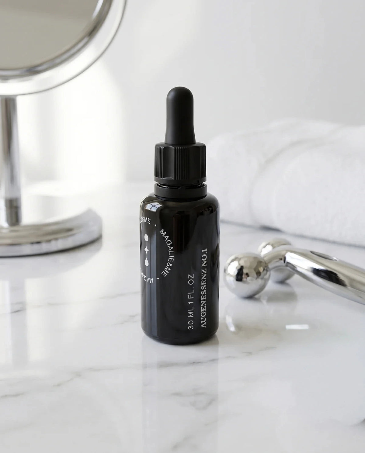Precision Eye Essence No. 1 auf einem Waschtisch aus Marmor neben einem Spiegel