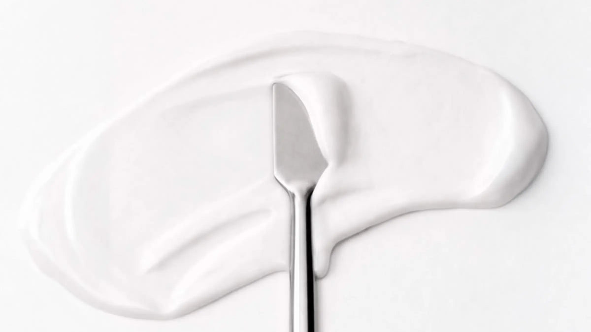 Rich Magalie&ME cream texture with a spatula