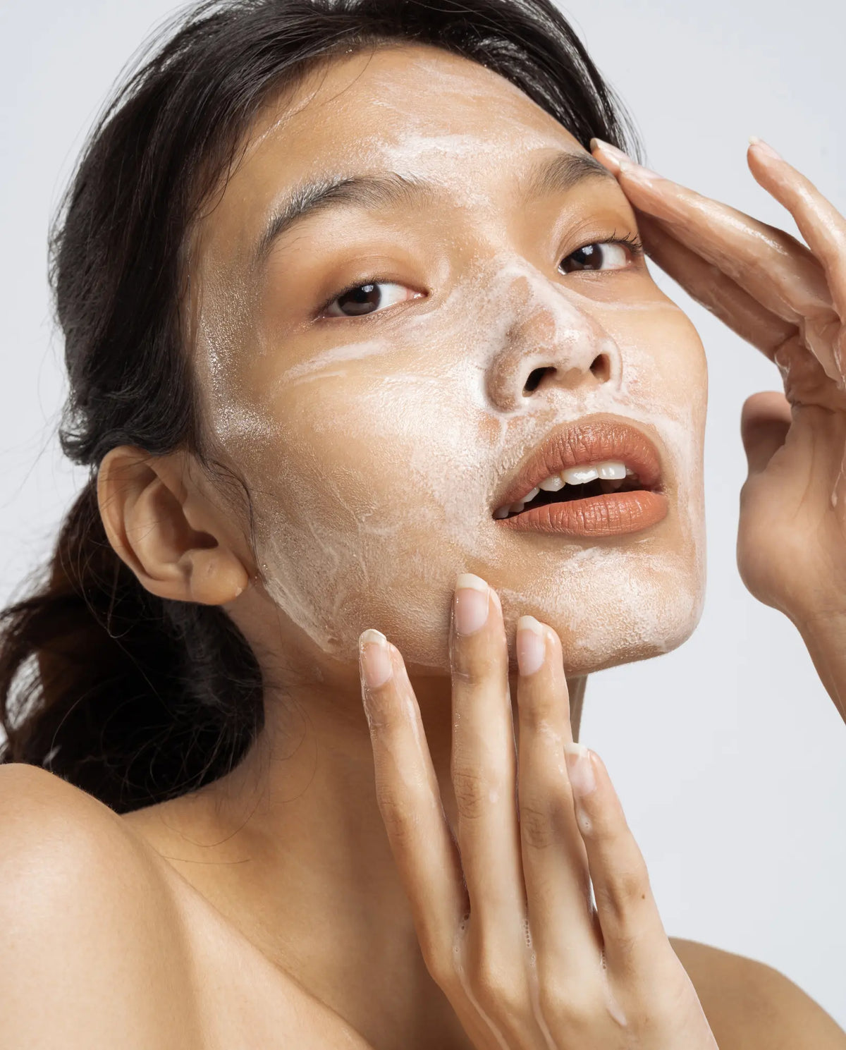 Femme se nettoyant le visage avec l’Huile Démaquillante N° 1