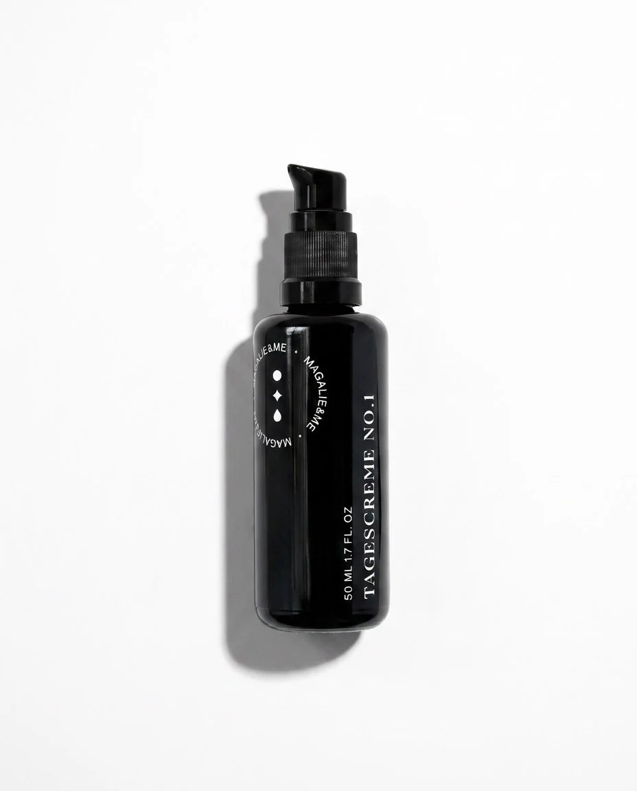 Magalie&ME Crème de Jour Régénérante N° 1, flacon pompe noir de 50 ml sur fond blanc
