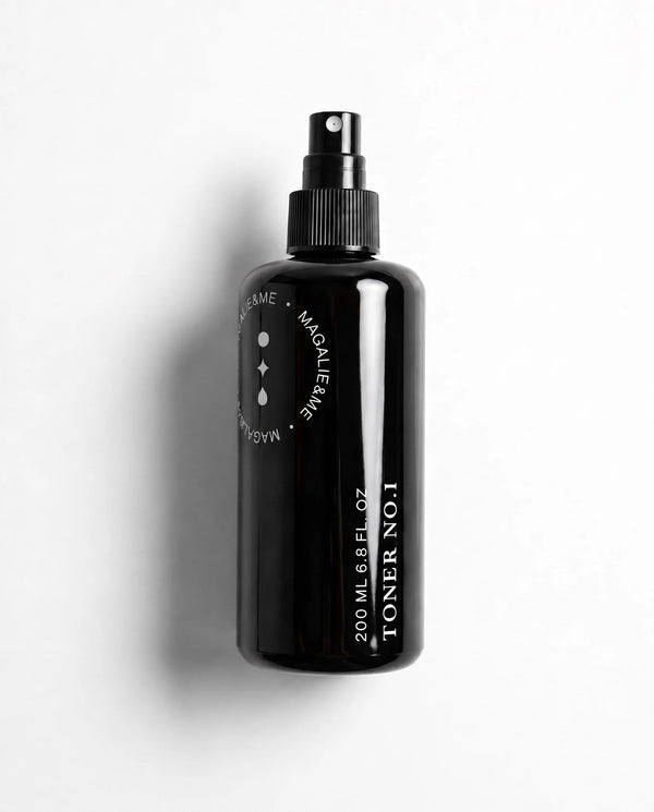 Magalie&Me Ausgleichender Toner No. 1, schwarze 200-ml-Sprühflasche auf weißem Hintergrund