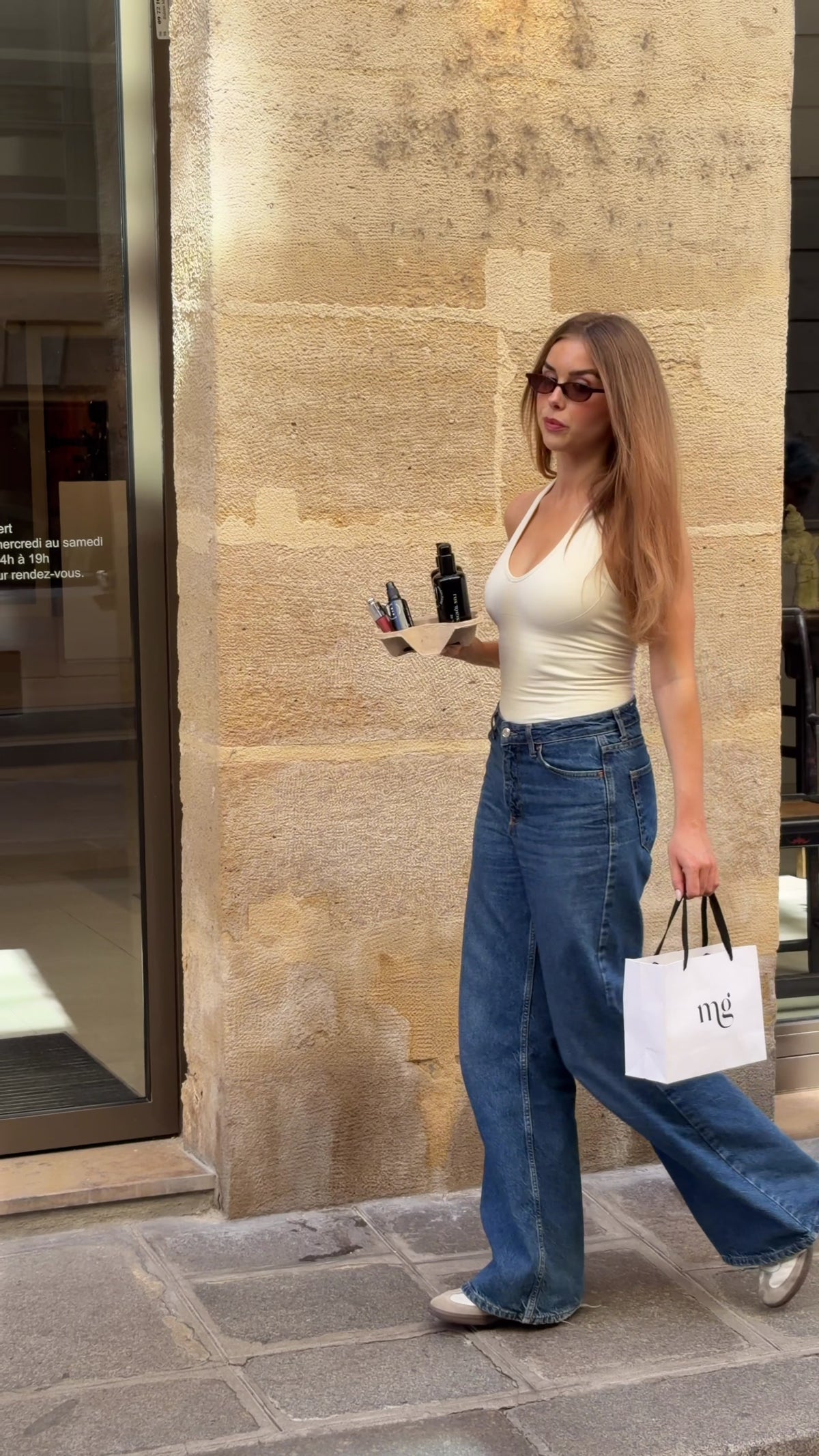 Woman carrying a Magalie&ME shopping bag on a city street